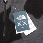 The North Face KAWS x Retro 1995 Denali Jacket（NF0A7WMB-7H0） - 图片 10