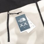 The North Face KAWS x Retro 1995 Denali Jacket（NF0A7WMB-7H0） - 图片 5