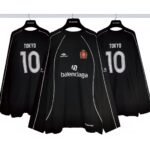 BALENCIAGA Men's TOKYO Soccer Long Sleeve T-Shirt Oversized "Black/White"(778972TPVT81070）