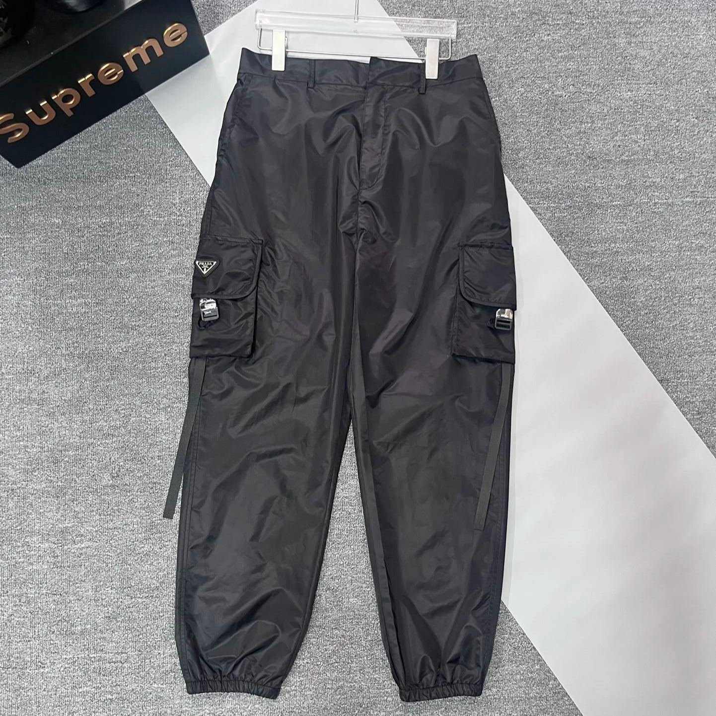 imageName1740375617061 Prada Men's Black Polyamide Pants(SPH130S211-1WQ8-F0002) - 图片 1