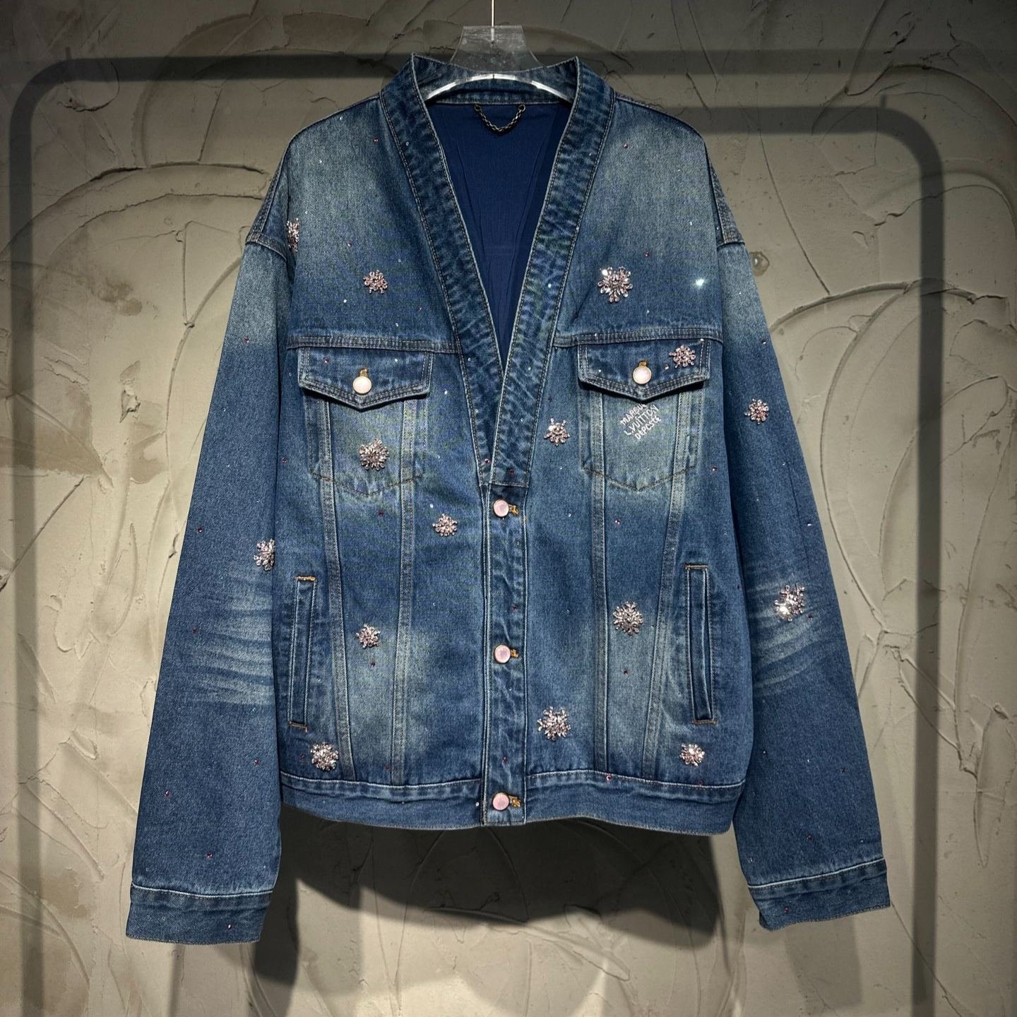 imageName1758518425780 Louis Vuitton's embroidered kimono-style denim jacket(1AILLT) - 图片 1