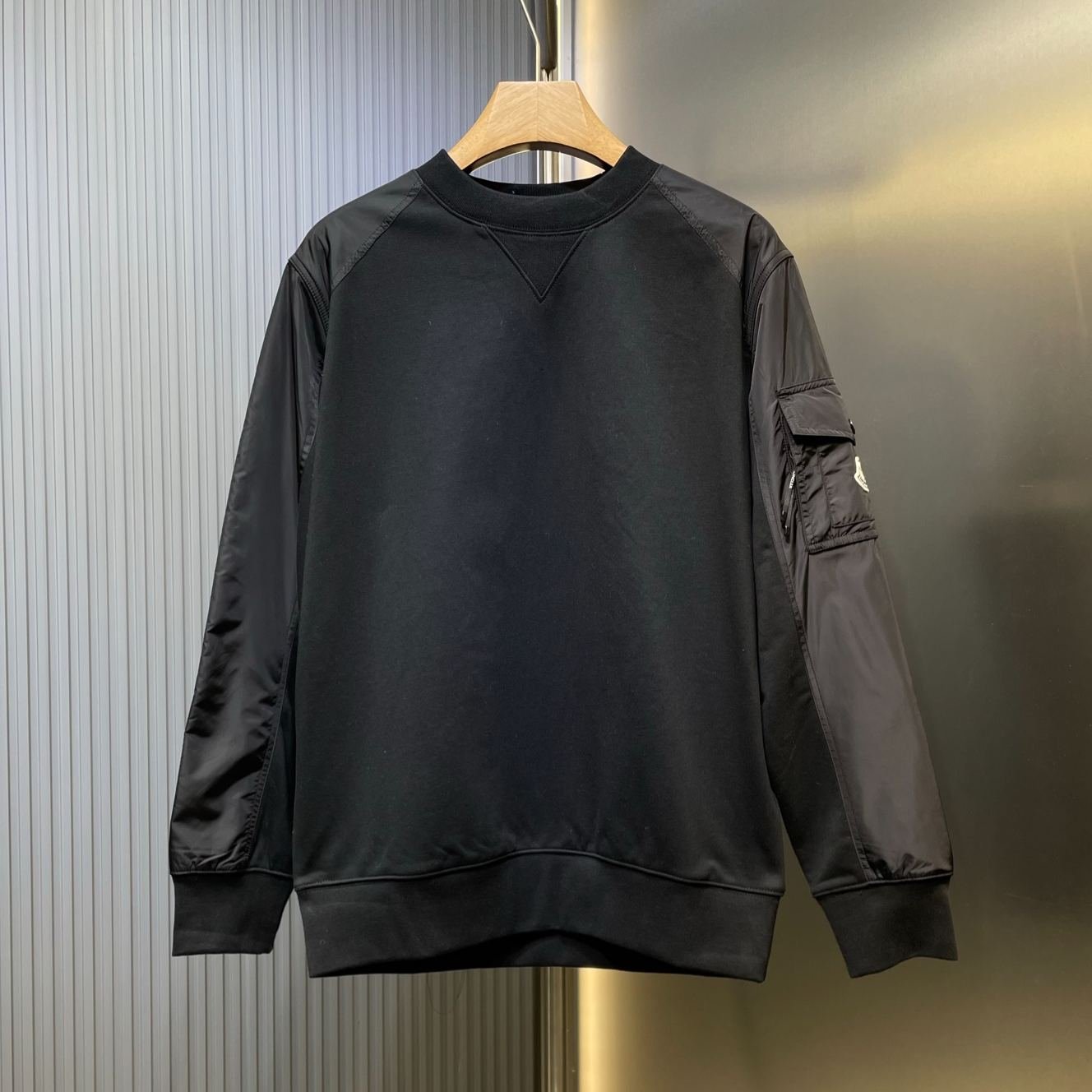 imageName1758519990305 Moncler Black Cotton Blend Sweatshirt(K20918G0004989A8F999) - 图片 1