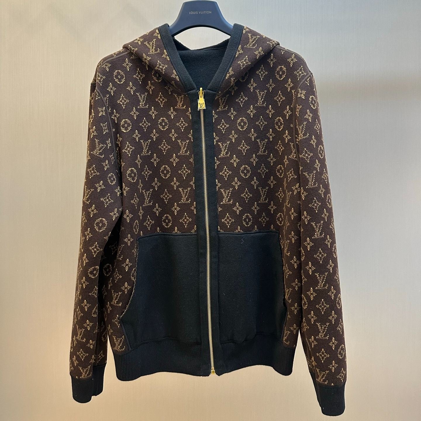 imageName1766380694867 Louis Vuitton MONOGRAM Reversible Hooded Waist-cinching Jacket(1AJBXH) - 图片 1