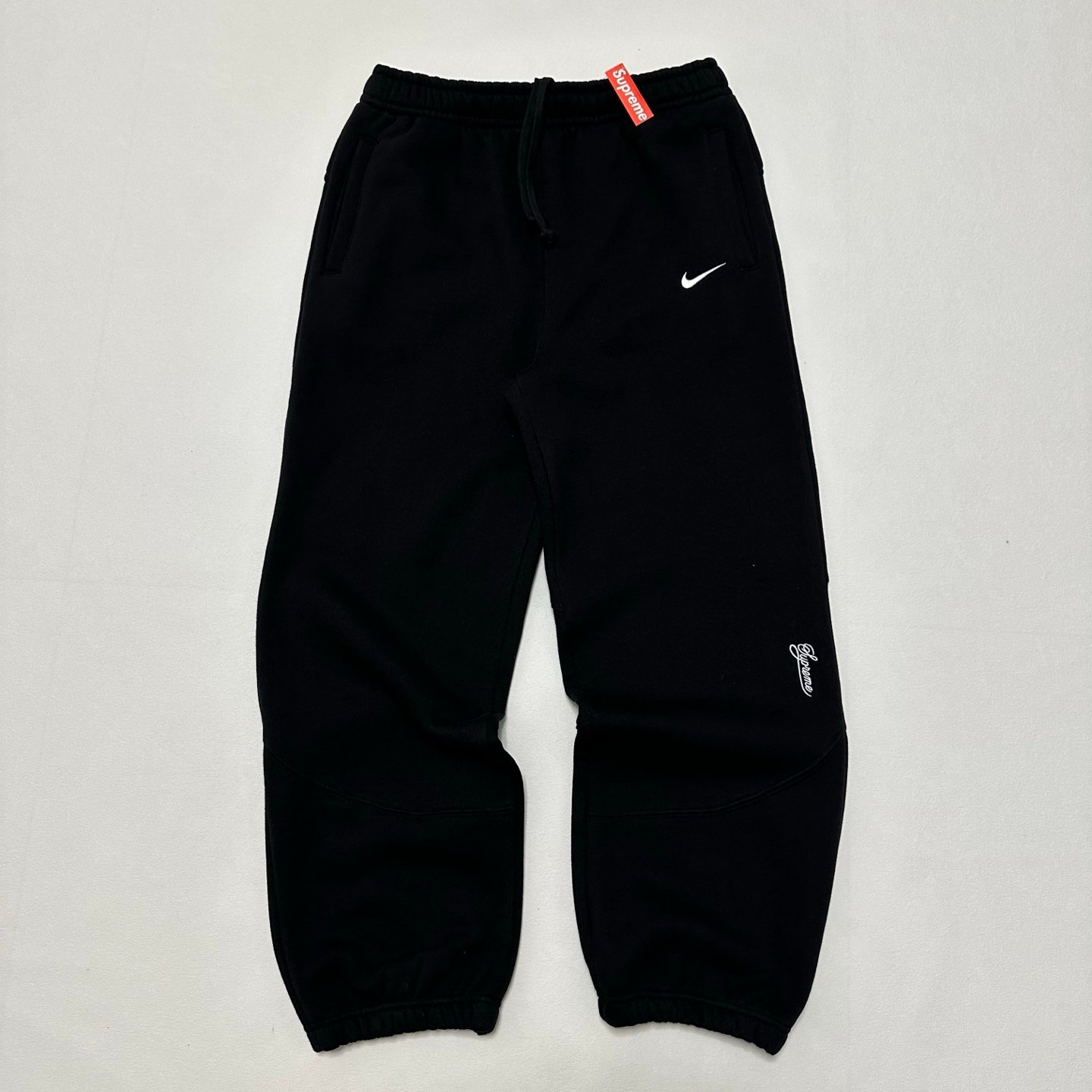 img-ba10b4c4-20250924-i1758683752457-8111-0-0-jpg Supreme x Nike Sweatpant "Black"(SUP-SS25-223) - 图片 1