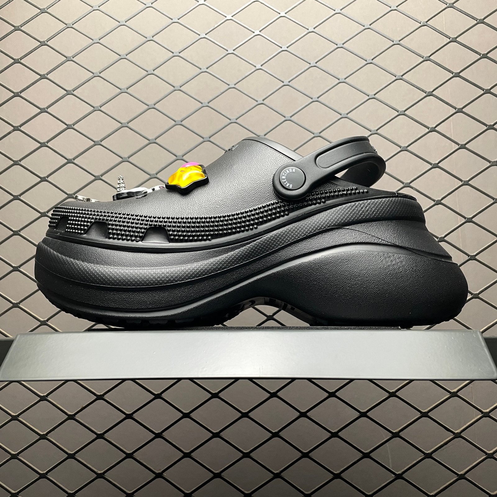 imgHD-9eb4d1cc-20250523-i1748016961707-5622-0-0-jpg BALENCIAGA x Crocs Jibbitz Mule Clogs(720762W0FOW1000) - 图片 1