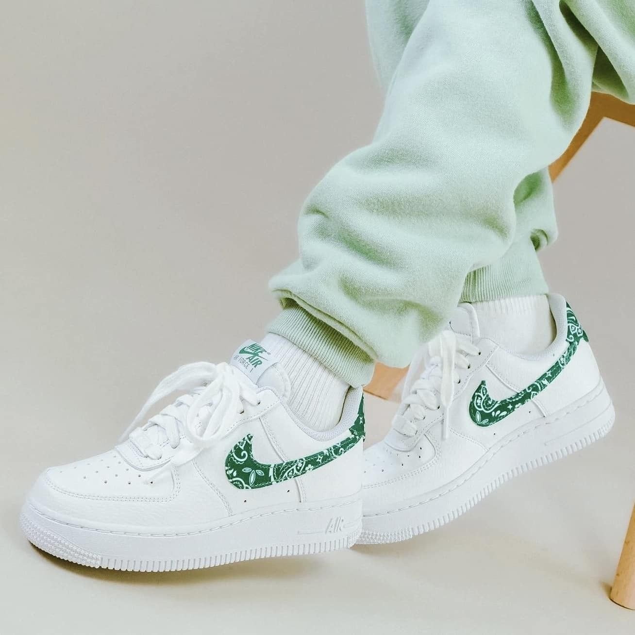 Nike WMNS AIR FORCE 1 '07 ESSENTIAL PAISLEY GREEN ペイズリー (Nike/スニーカー) DH4406- 102【BUYMA】