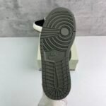 Travis Scott × Nike Women’s Air Jordan 1 Low OG “Medium Olive” トラヴィススコット × ナイキ ウィメンズ エアジョーダン1 ロー OG “ミディアム オリーブ”  DZ4137-106 - 图片 5